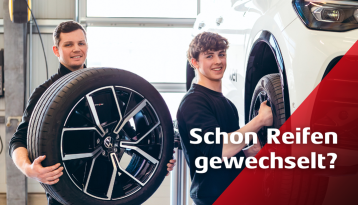 Reifenwechsel in den Senker Fachwerkstätten - Jetzt Wunschtermin sichern 5x im Mostviertel ✓ Amstetten ✓ Ybbs ✓ Melk ✓ Haag ✓ Waidhofen - Unser Reifenwechsel Team in Amstetten bei der Montage eines neuen Sommerreifens