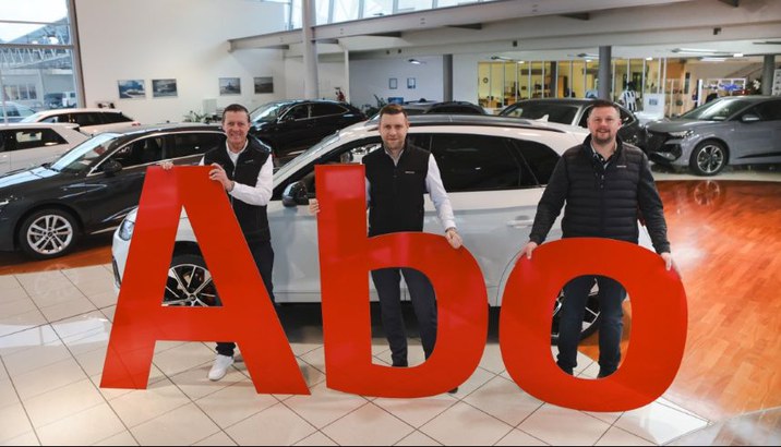 Das AutoAbo bietet ein Rundum-Sorglos-Paket: Komfort, finanzielle Planungssicherheit und Flexibilität - zu einem monatlichen Fixpreis - Jetzt Modelle der Marken ✓ VW ✓ Audi ✓ SEAT ✓ Skoda ✓ CUPRA sichern - Unsere AutoAbo Ansprechpartner Hr. Gassner, Hr. Klimesch & Hr. Hiessleitner mit ABO Buchstaben