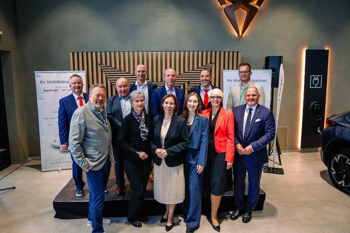 Wir freuten uns mit unseren Ehrengästen unseren neuen SEAT und CUPRA Schauraum eröffnen zu dürfen - Gruppenfoto mit der Geschäftsführung sowie Ehrengästen beim Podium