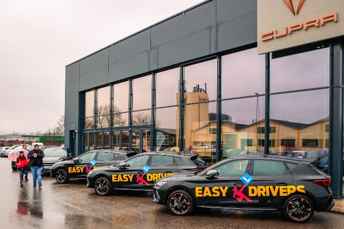 Vor%20dem%20CUPRA%20Schauraum%20war%20die%20neue%20CUPRA%20Flotte%20der%20Fahrschule%20Easy%20Drivers%20zu%20bestaunen