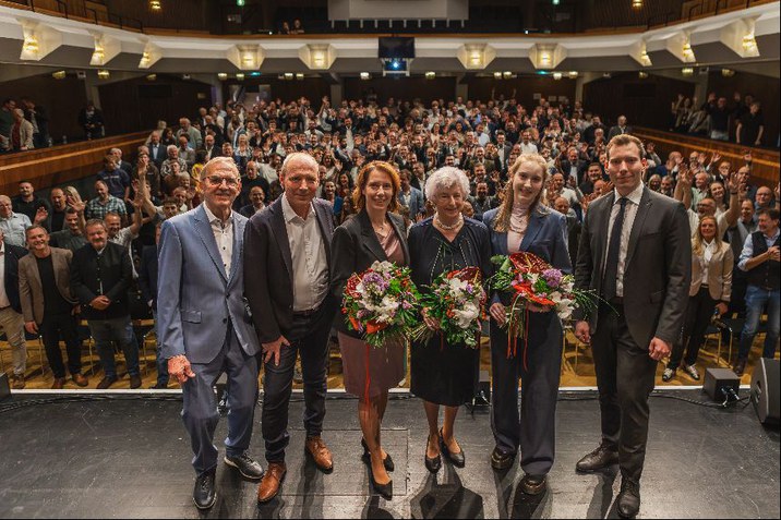 Ein Abend voller Teamspirit. Die Senker Gruppe feierte 75 jähriges Jubiläum in der Pölz Halle in Amstetten