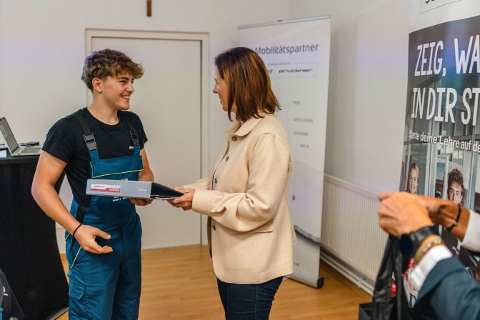 %DCbergabe%20der%20Mitarbeiter-Mappen