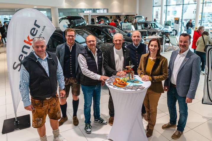 Foto der Geschäftsführung mit unseren Ehrengästen beim Senker Oktoberfest in Melk - Mit Senker Segel im Skoda Schauraum