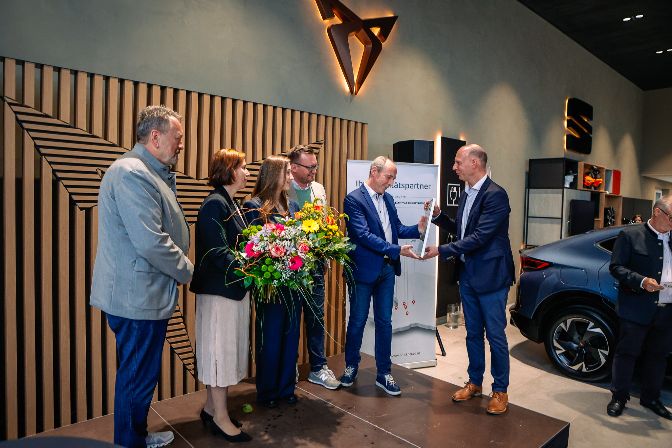 Der%20Gesch%E4ftsf%FCrhrung%20der%20Senker%20Gruppe%20wurde%20herzlich%20zum%20neuen%20SEAT%20und%20CUPRA%20Schauraum%20gratuliert