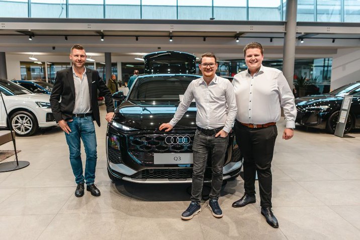 Das Audi Q3 Testtage Team aus Amstetten-Neufurth vor einem Q3 Sportback in Schwarz mit Sportpaket