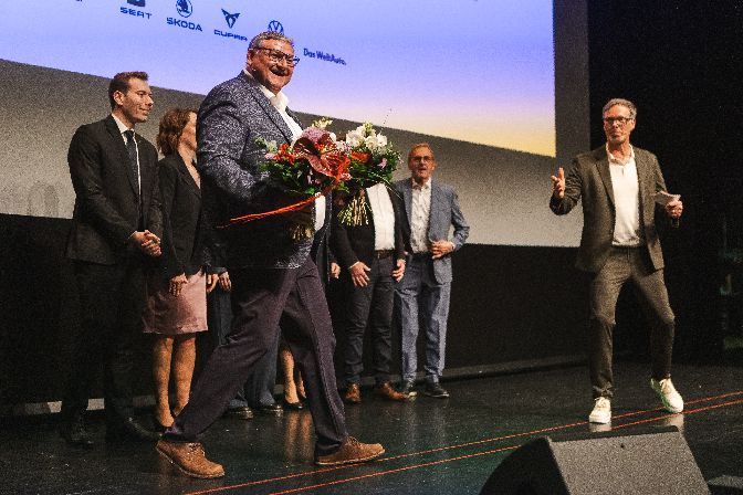 Kabarettist%20Walter%20Kammerhofer%20hat%20unseren%20Abend%20ebenfalls%20mitgesteltet.%20Hier%20bei%20der%20%DCberreichung%20der%20Blumen.