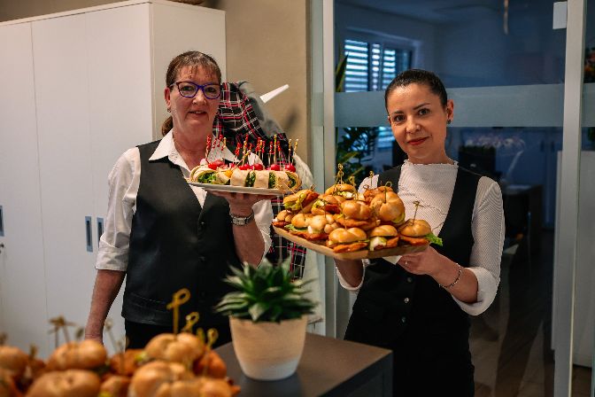 F%FCr%20Snacks%20und%20leckere%20Happen%20war%20bei%20unserer%20Schauraum%20Er%F6ffnung%20gesorgt