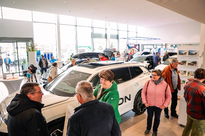 Der%20neue%20VW%20Tayron%20stand%20ebenso%20wie%20die%20CUPRA%20Schauraum%20Er%F6ffnung%20im%20Mittelpunkt%20der%20Fr%FChjahrs%20Autoschau